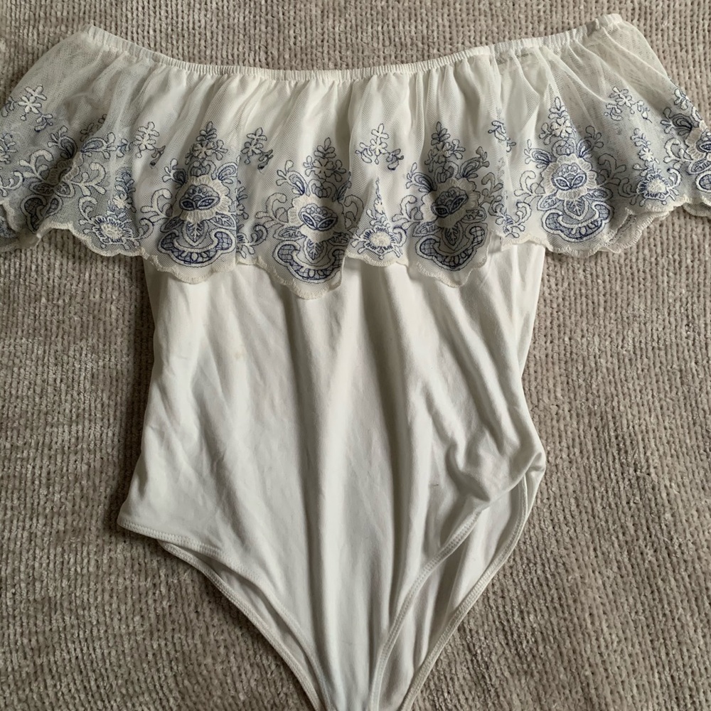 🦋francesca's brand off the shoulder bodysuit🦋